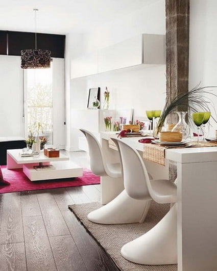 El sector del comedor con muebles de color blanco El sector del comedor con muebles de color blanco