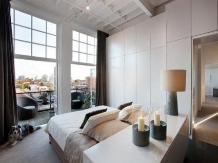 Disponer la cama en el centro de la habitación