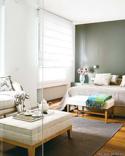 Un dormitorio con tres ambientes