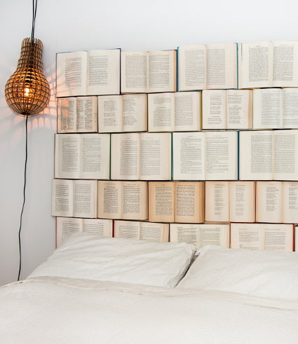 Cabecero de cama hecho con libros