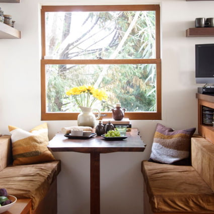 Rincón para desayunar iluminado