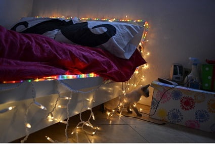 Cama con luces navideñas
