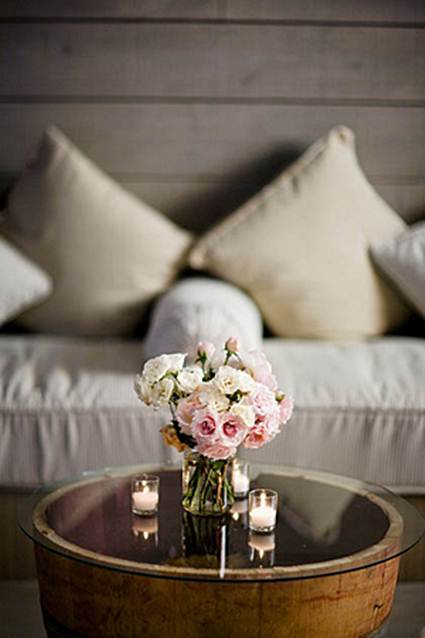 Mesa hecha con un barril de madera