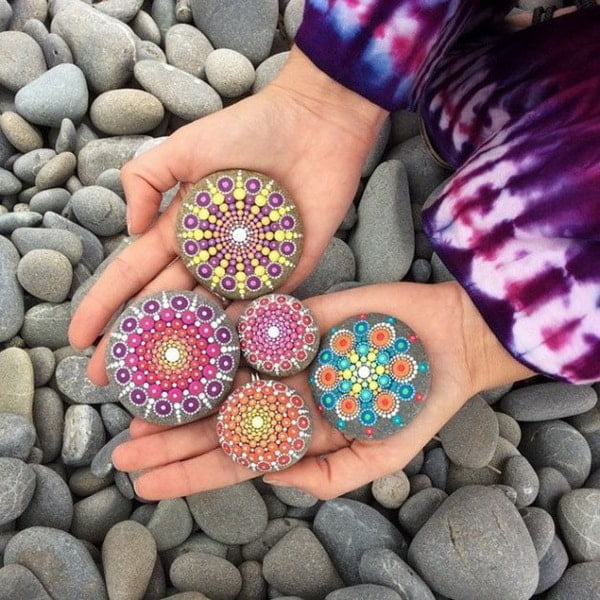 Mandalas pintados en piedras