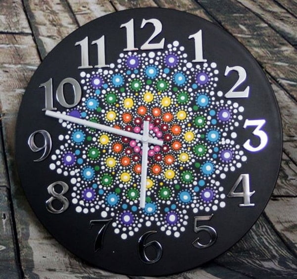 Mandala pintado en reloj de pared