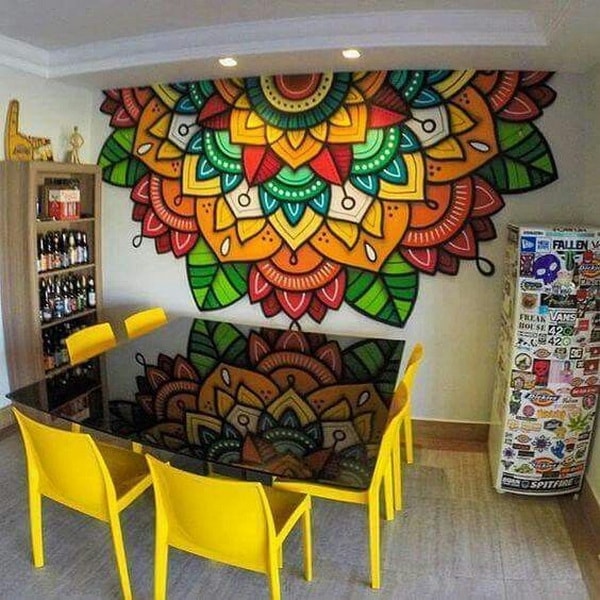 Mandala colorido en la pared delcomedor