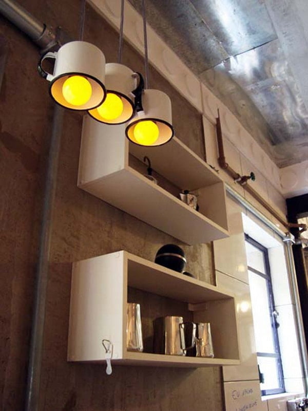 Lámparas hechas con tazas de acero esmaltado