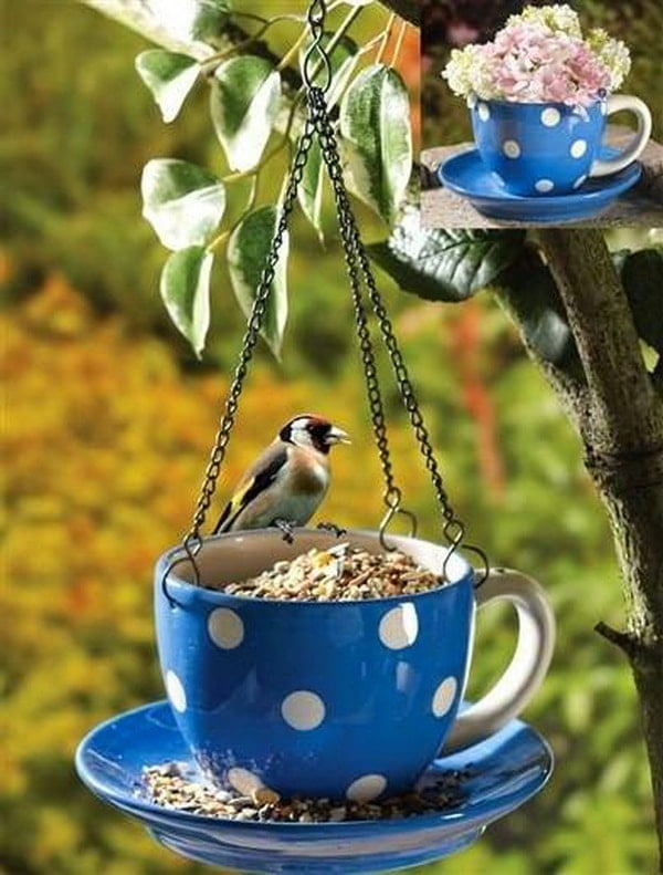 Comedero para aves hecho con tazas