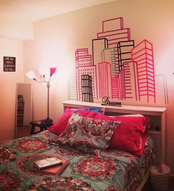 Paisaje urbano dibujado en la pared con washi tape