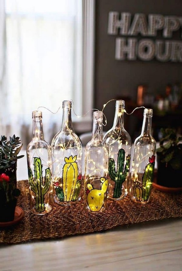 Adornos con botellas de vidrio recicladas y guirnaldas de luces
