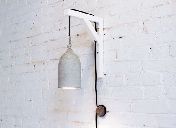 Lámpara de pared hecha con cemento