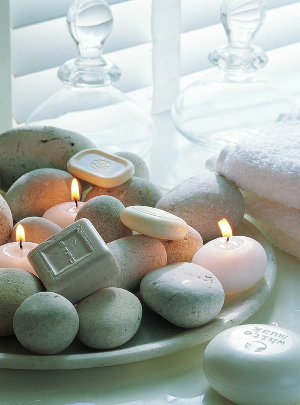Arreglo decorativo con piedras, jabones y velas