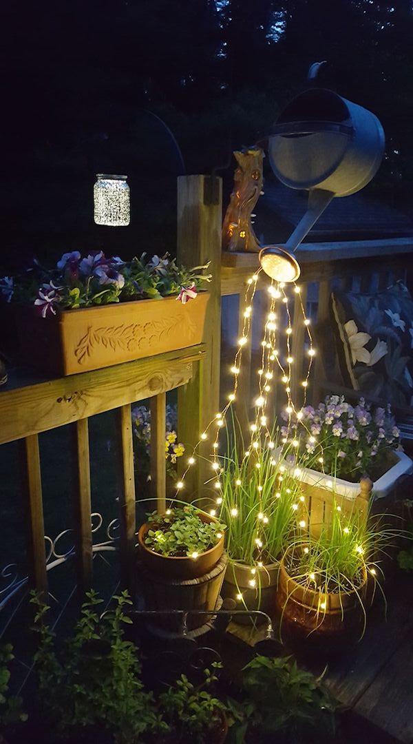 Regadera mágica hecha con guirnaldas de luces LED