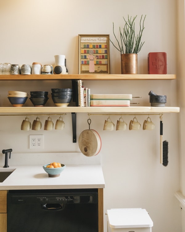 Tazas colgadas para aprovechar el espacio en la cocina