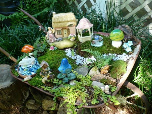 Mini jardín en una carretilla