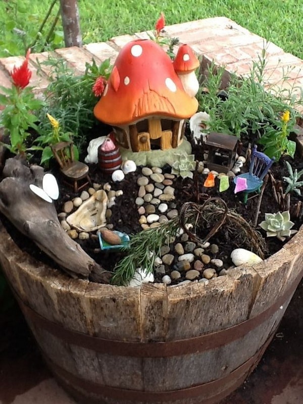 Jardín en miniatura en un barril de madera