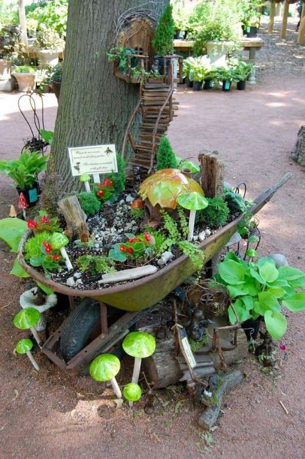 Jardín en miniatura en una carretilla
