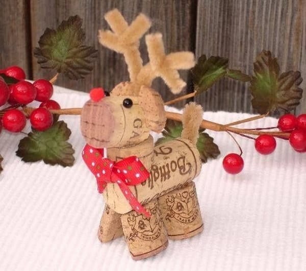 Adornos navideños hechos con corchos