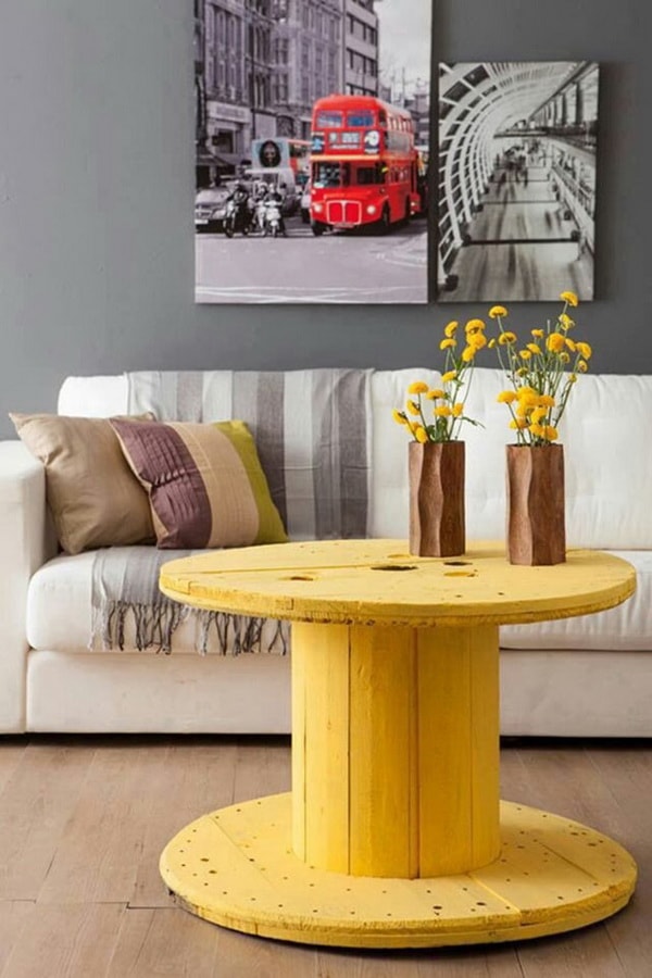 Mesa auxiliar DIY en color amarillo