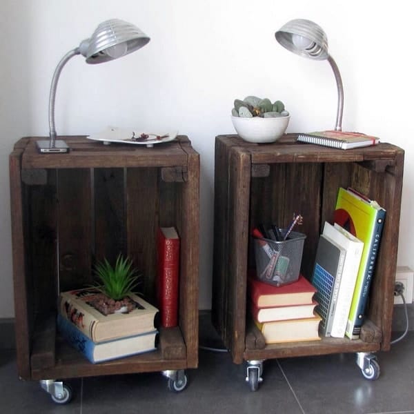 Mesas de noche hechas con cajas de madera con ruedas