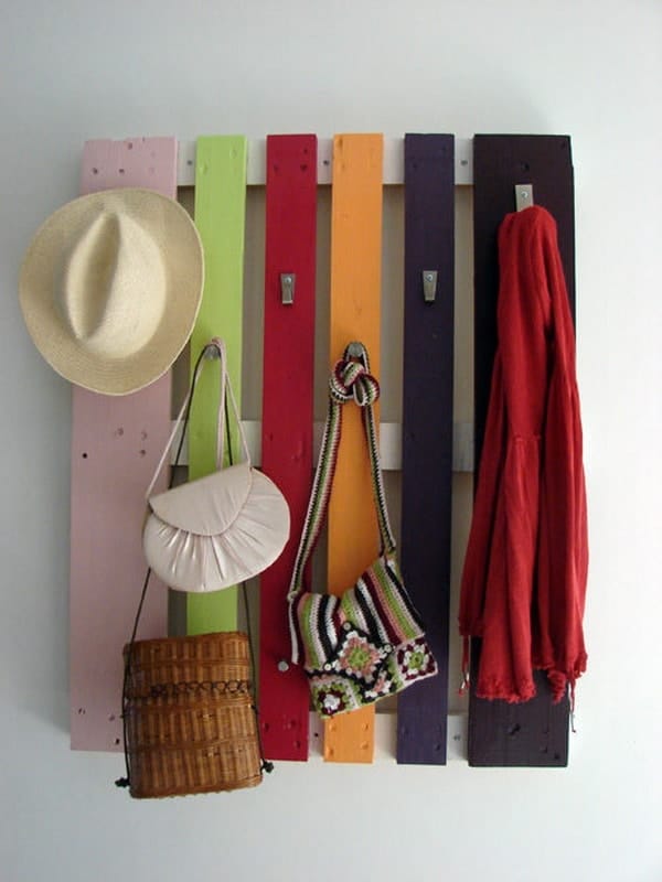 Perchero hecho con un palet de madera