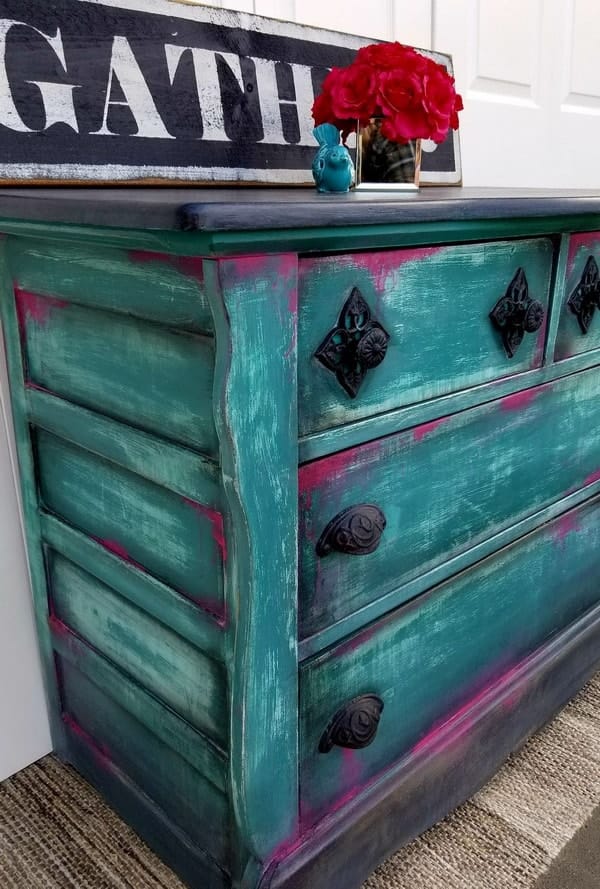Muebles antiguos pintados con efecto envejecido