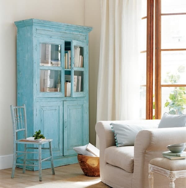 Muebles viejos pintados con efecto envejecido