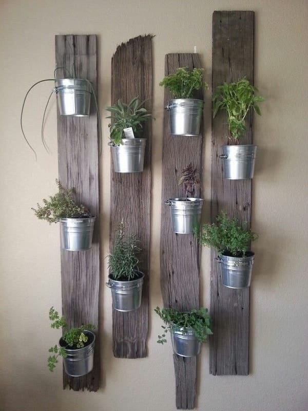 Jardín vertical con madera vieja
