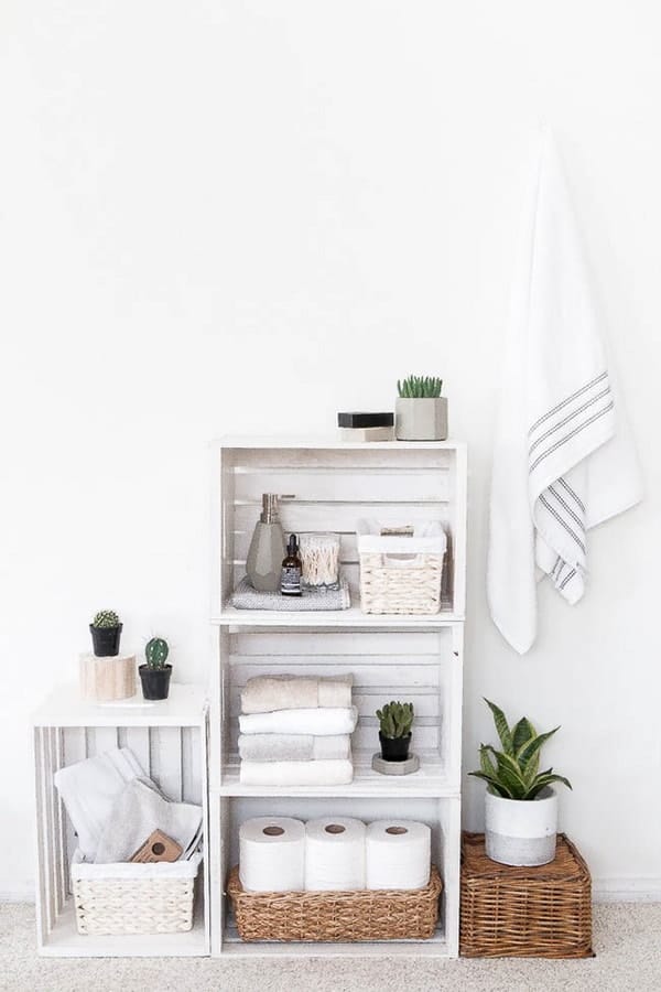 Estantería hecha con cajas de madera