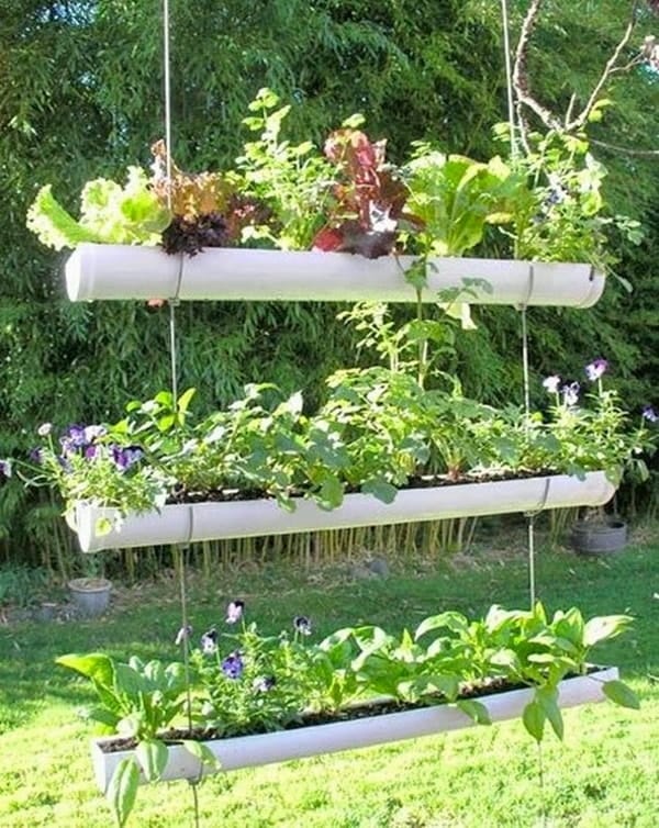 Jardineras colgantes hechas con caños de PVC