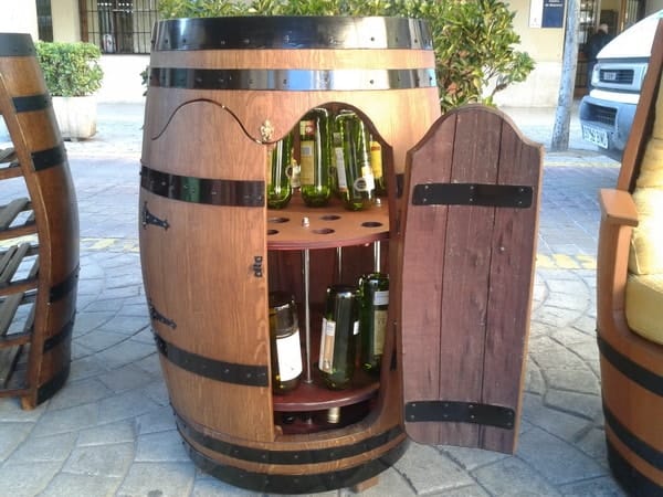 Mueble bar hecho con barril de madera