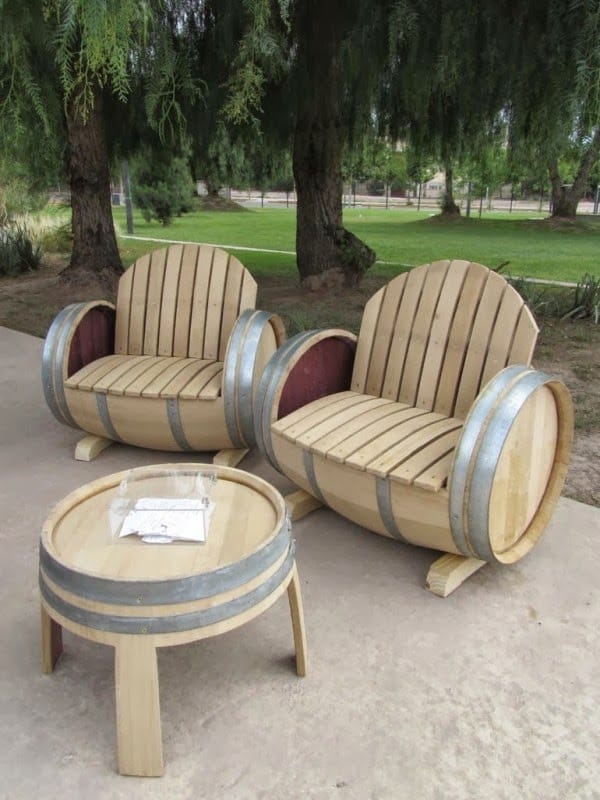 Muebles de exterior hechos con barriles de madera
