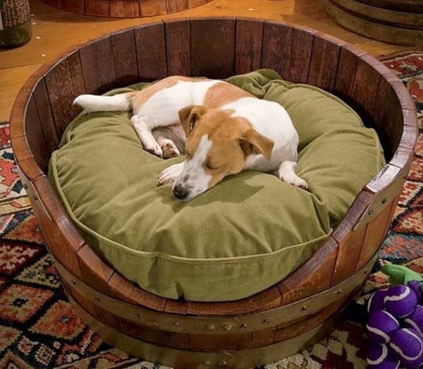 Cama para mascotas hechas con barriles de madera