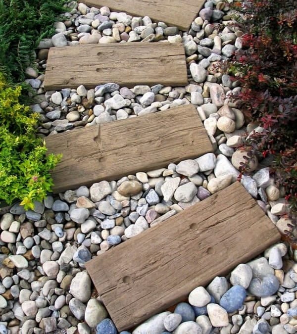 Camino de jardín hecho con madera y piedra