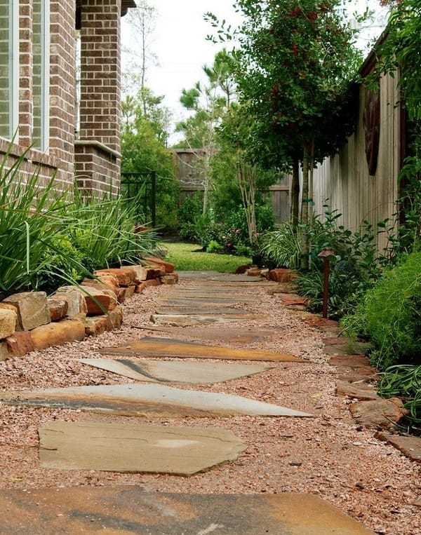 Camino para jardín hecho con piedras lajas