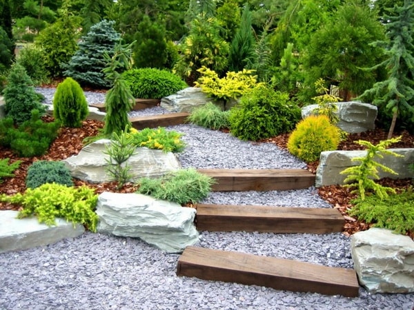 Escalinata con madera y piedra estilo jardín japonés