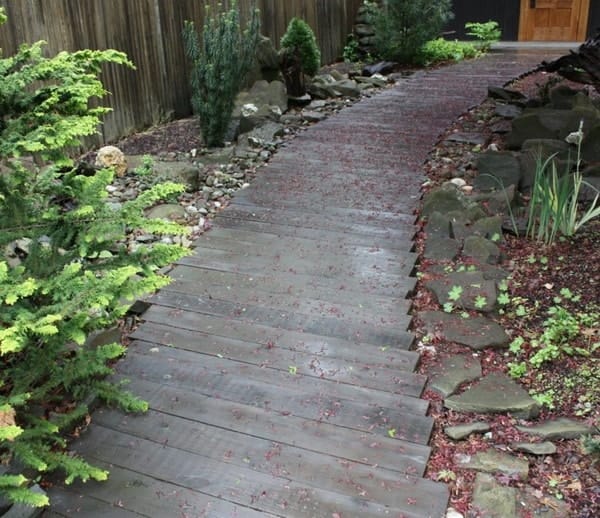 Camino para jardín con madera y piedra