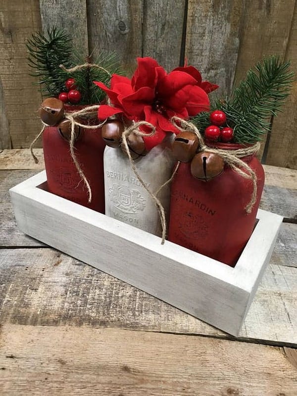 Centros de mesa navideños con tarros y cajas de madera