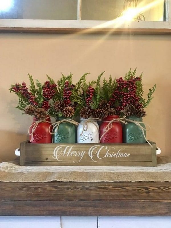 Centros de mesa navideños con tarros y cajas de madera