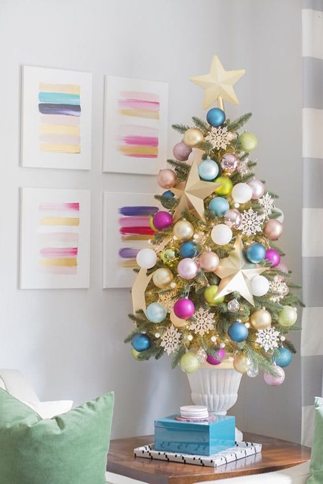 Árbol de Navidad con mucho color