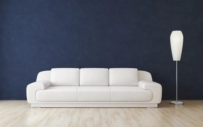 Salón con pared en azul oscuro