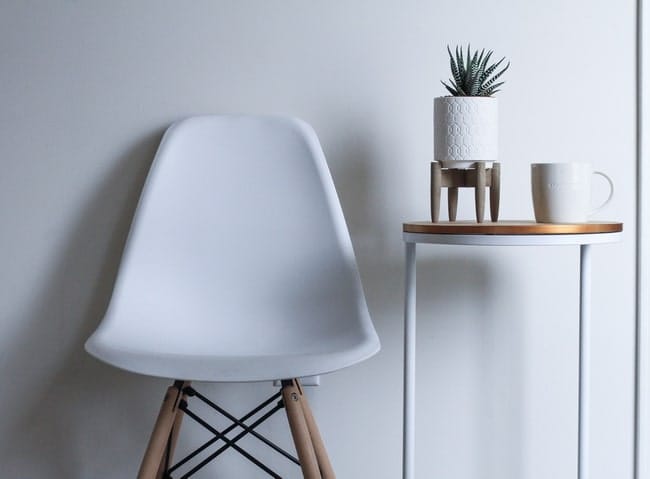 Silla de diseño blanca