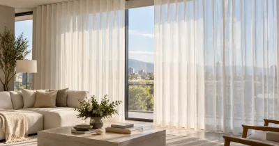 Cortinas de visillo con riel en un gran ventanal del salón